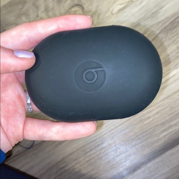 PowerBeats 3 Wireless Headphones with case - Picture 3 of 3